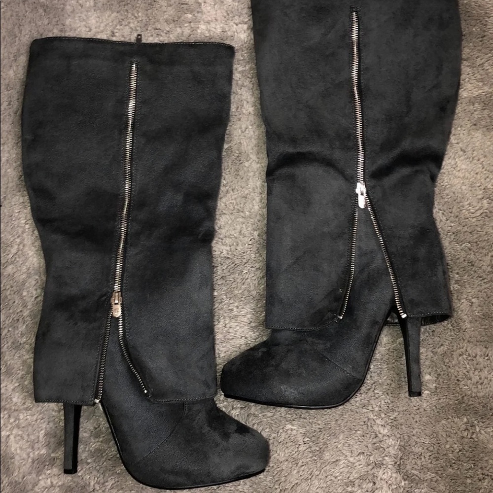 Z. cavaricci wide calf Gray Suede like Boots
